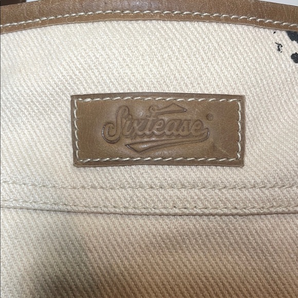 Sixtease Chic Cream and Black Tote with Key Accent - Picture 2 of 12